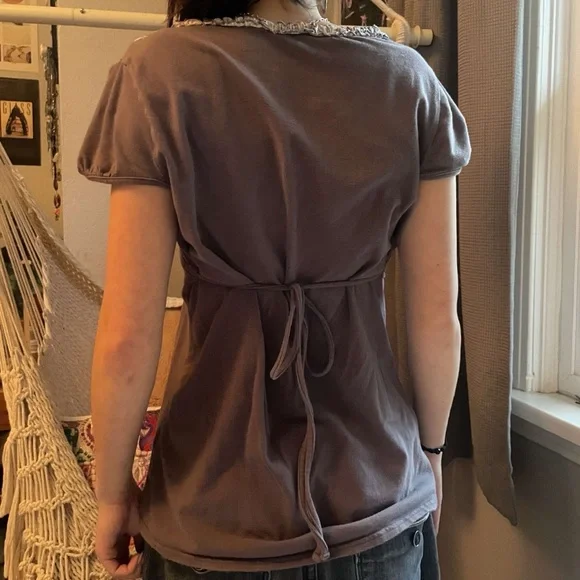 frilly detailed t-shirt with tie-back - Picture 4 of 5